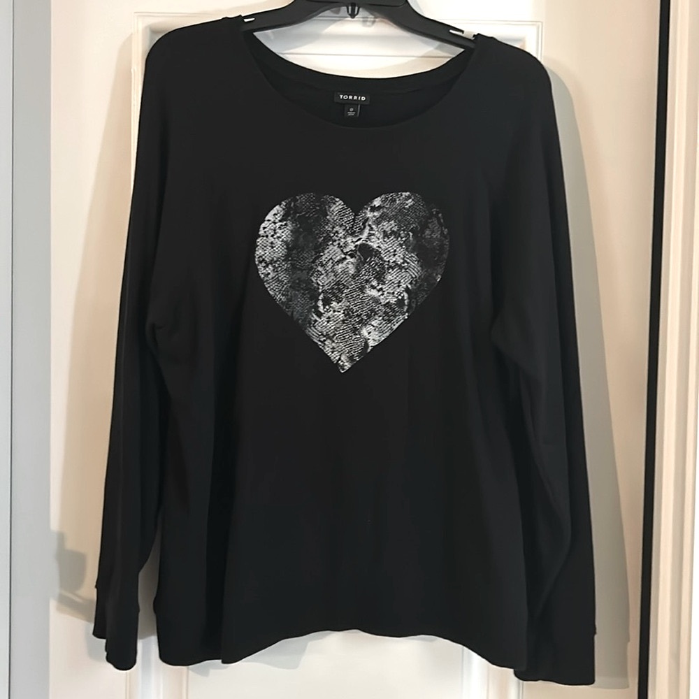 Torrid black scoop neck sweatshirt animal print heart graphic size 0 (L/XL)